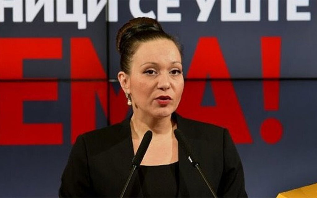Ministarka u Makedoniji smijenjena jer je govorila ispred pogrešnog natpisa