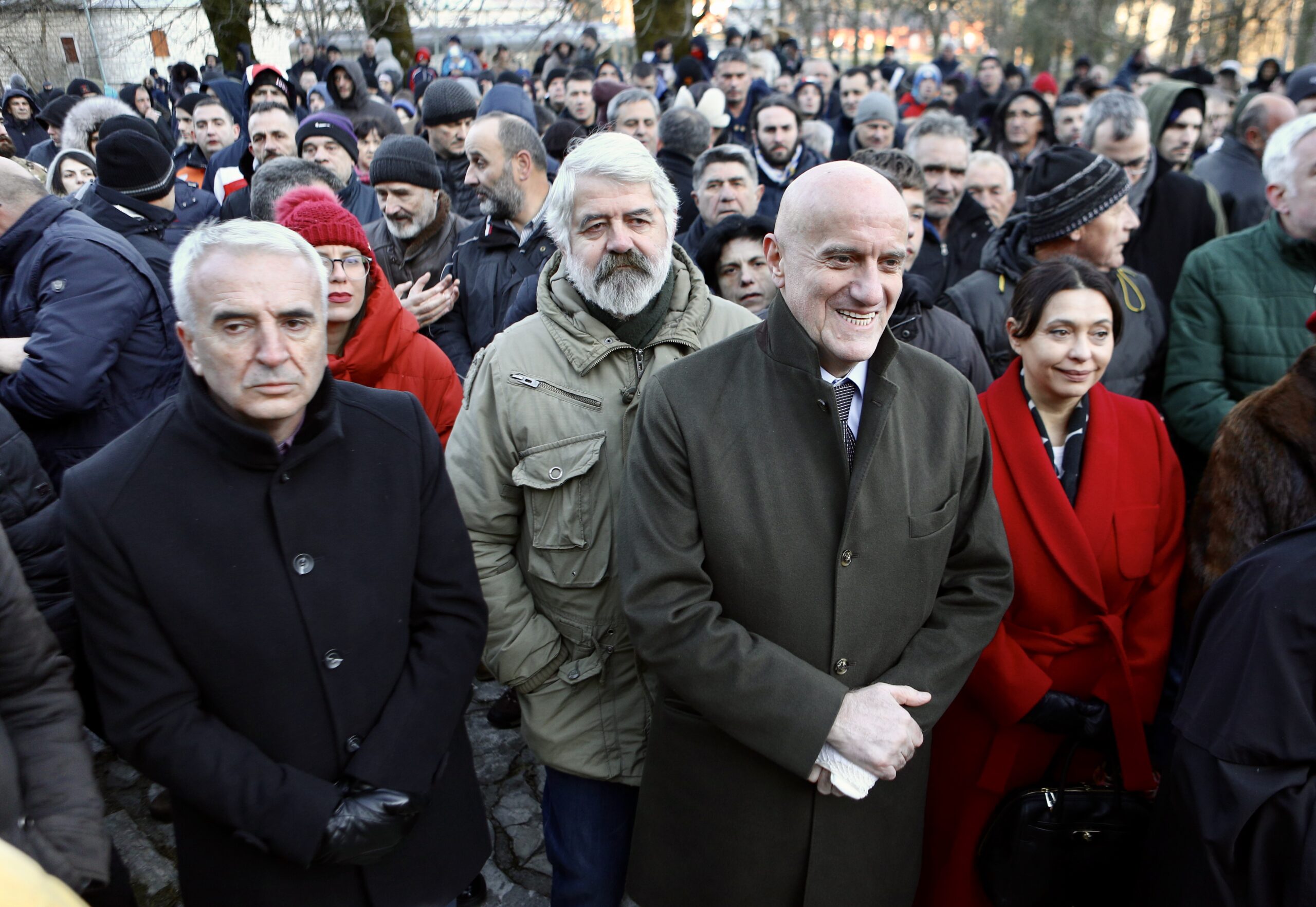Davidović bi da podigne dva spomenika Amfilohiju