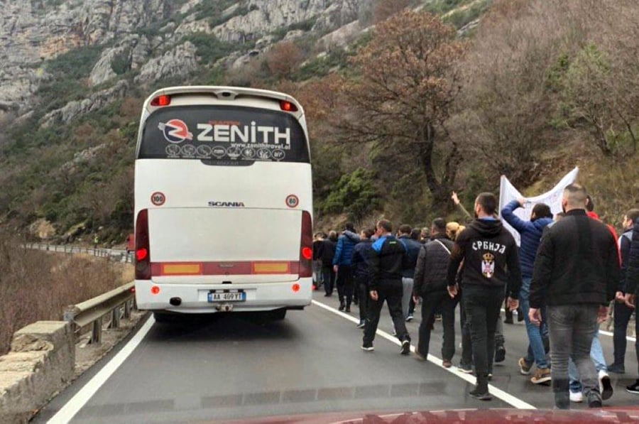 Kolone iz Srbije i RS pojačale večerašnje litije: Albancima dobacivali i dizali tri prsta
