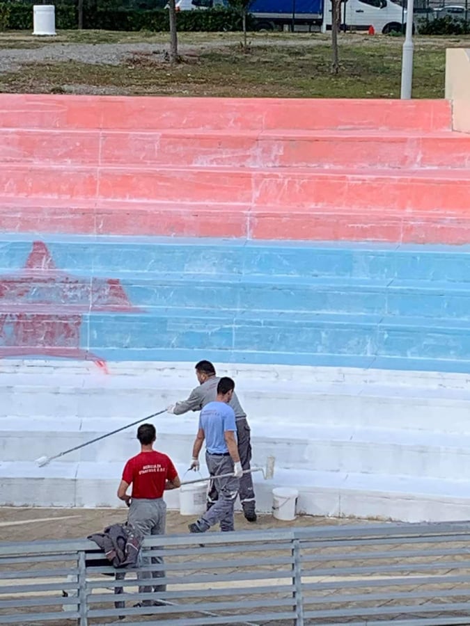 Počelo prefarbavanje trobojke na stepeništu kod Ruskog mosta