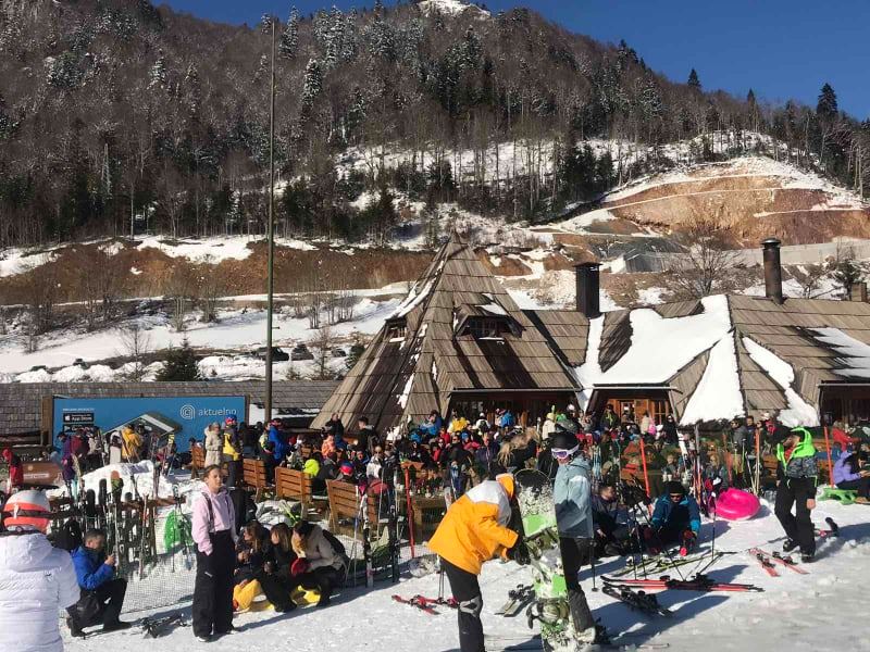 Zimska idila u Ski centru Kolašin 1450: Lijepo vrijeme privuklo više od 1000 posjetioca