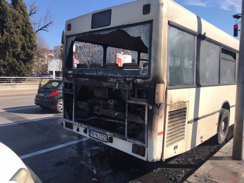 Zapalio se autobus na mostu Blaža Jovanovića
