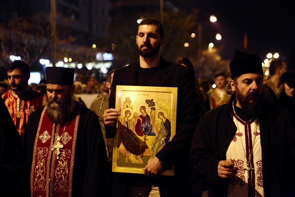 FOTO: Na čelu litije u Podgorici Episkop raško-prizrenski SPC Teodosije i košarkaš Mirotić