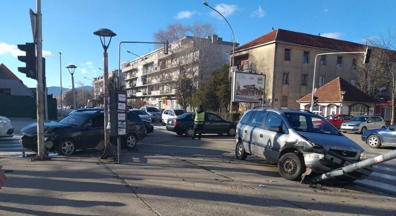Saobraćajna nezgoda u Nikšiću: Automobilom udario u semafor koji je pao i povrijedio ženu