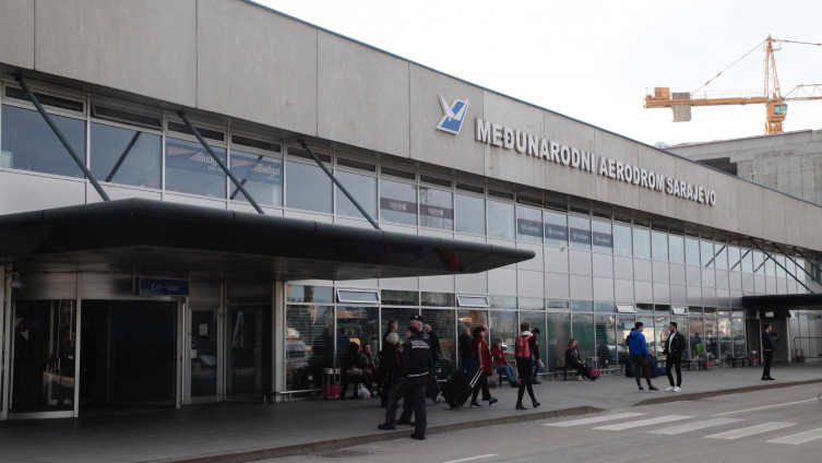 Zbog korona virusa: Na aerodromu Sarajevo postavljen punkt za skeniranje putnika