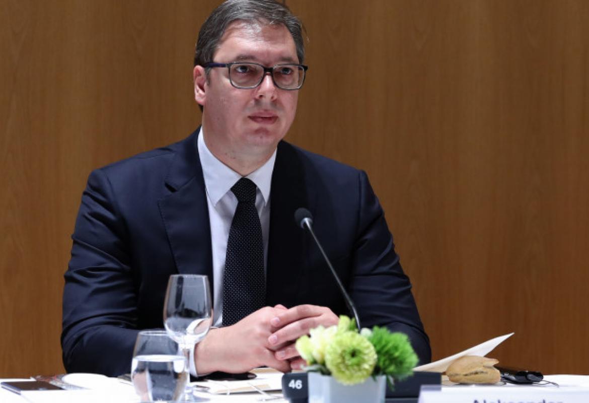 Vučić objavio fotografiju iz porodičnog albuma: Jedan detalj svima privukao pažnju