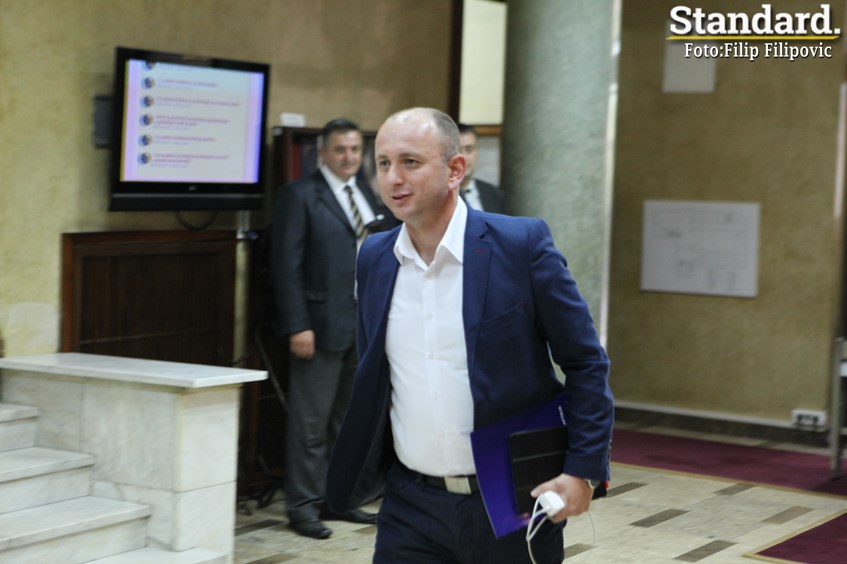 Knežević: Dritan da se vrati izdavanju suncobrana na Velikoj plaži, a ja ću pored njega s tezgom pipuna