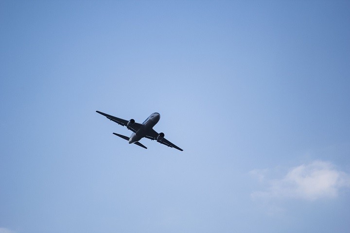 Puklo staklo na pilotskoj kabini, avion se vratio u Moskvu