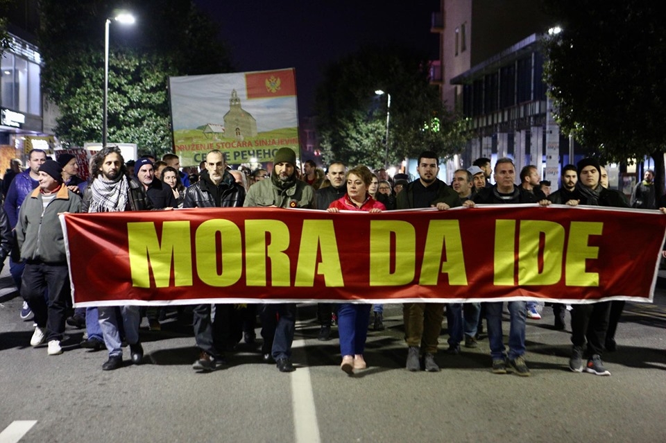(FOTO) U Podgorici održan protest grupe građana pod sloganom “Mora da ide”
