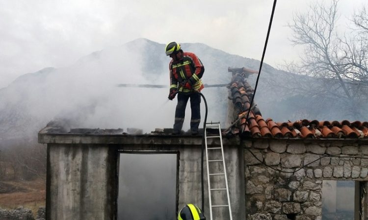 Herceg Novi: Izgorjela kuća, nema povrijeđenih