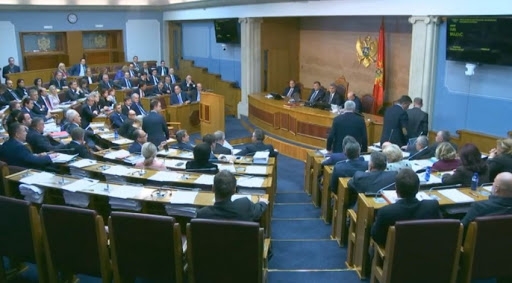 Fabranjeno izdavanje pomoći u korišćenje službenih kola u kampanji
