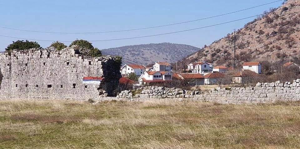 Ministarstvo kulture počelo da skida trobojku sa Duklje