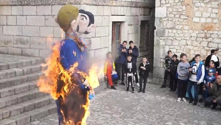 U Imotskom spaljene lutke gej para sa djetetom