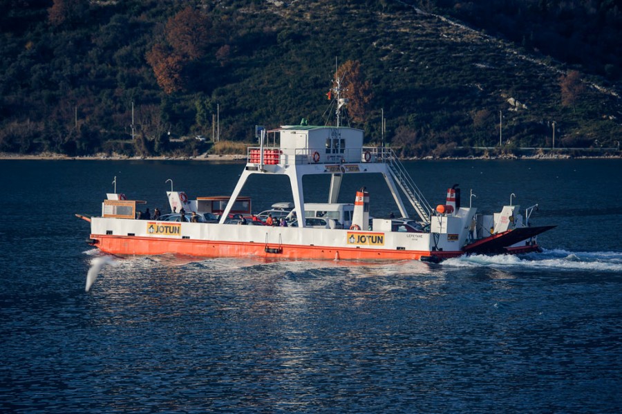 Obustavljen saobraćaj na trajektu zbog nevremena