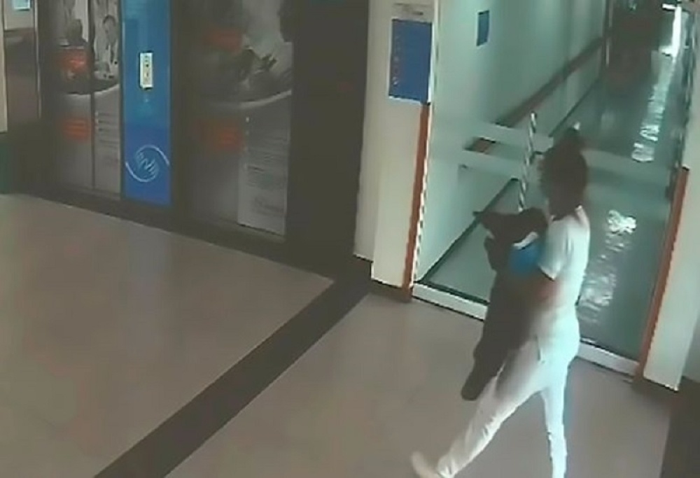 Medicinska sestra snimljena kako krade bebu