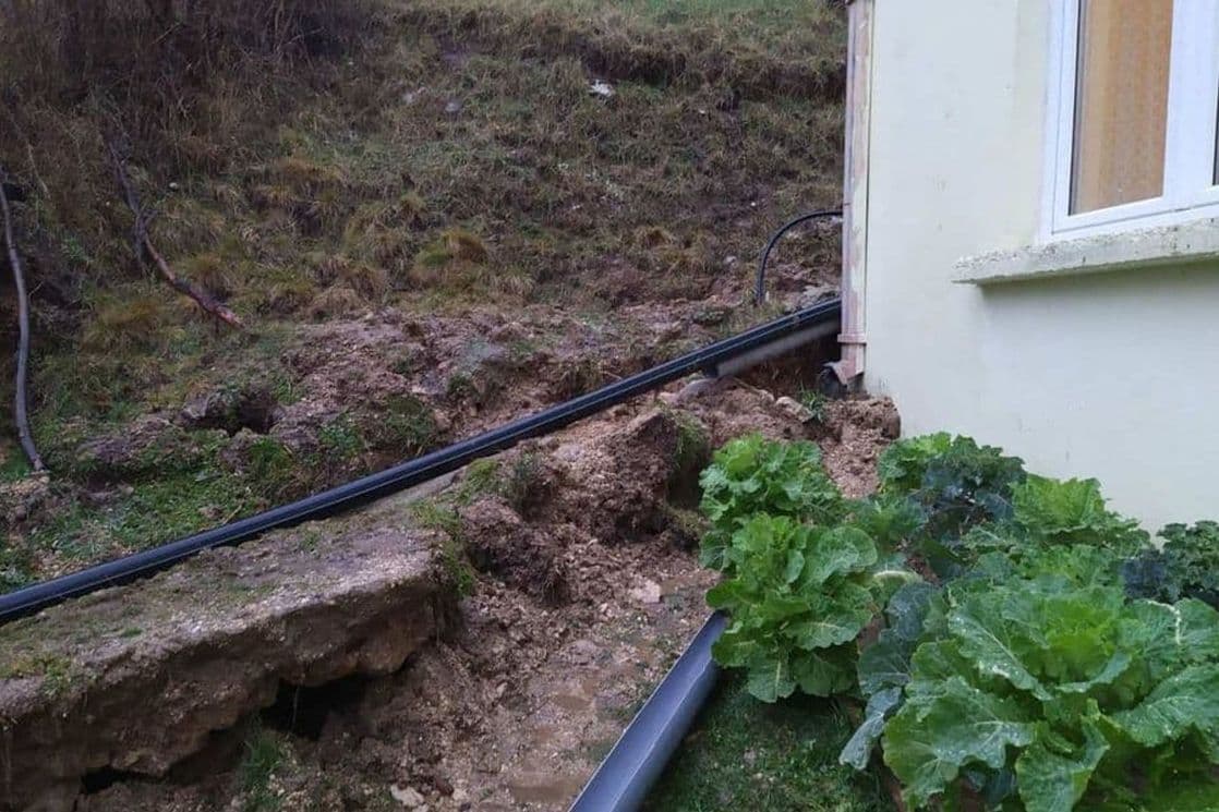 Kiše pokrenule klizište, ugrožena kuća u selu Liverovići