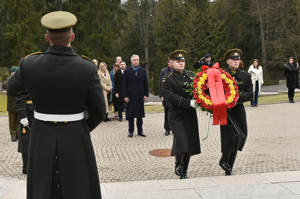 Đukanović položio vijenac na spomenik stradalih boraca za litvansku nezavisnost