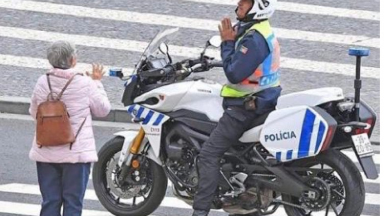 KORONA VIRUS: Policajac preklinje staricu da se ne šeta po ulici