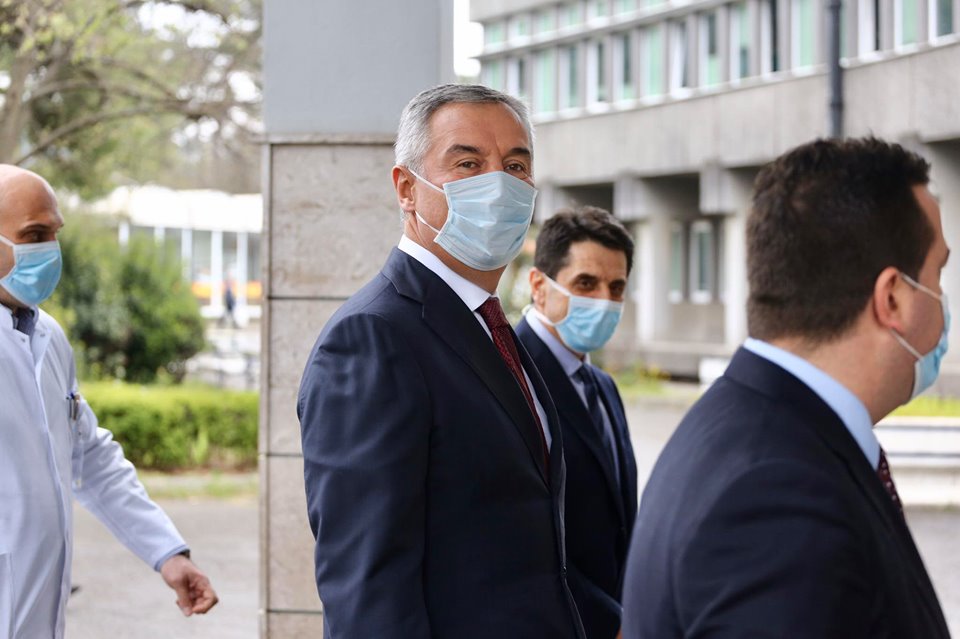 Đukanović sa maskom i rukavicama u obilazak KCCG: Zdravstveni sistem potpuno spreman da se nosi sa problemom