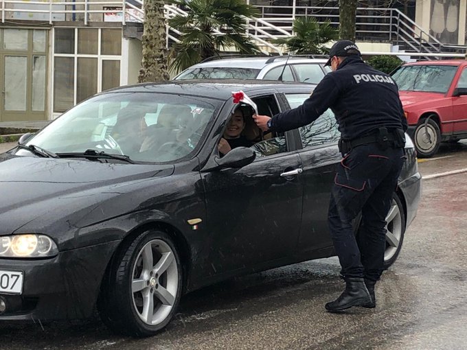 Ulcinj: Policajci damama poklanjali cvijeće povodom praznika