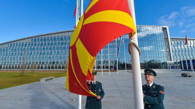 Stoltenberg o ulasku Sj.Makedonije u NATO: Istorijski trenutak, 30 zastava podignuta