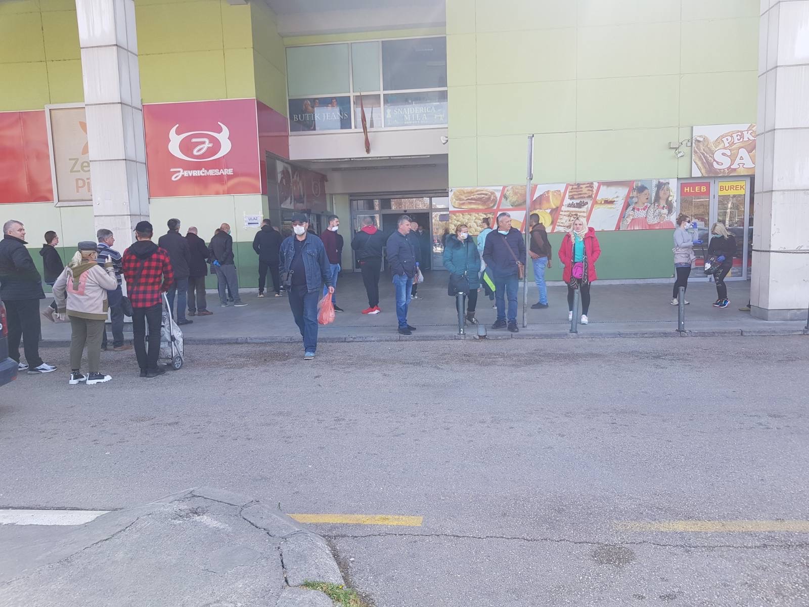 Opasnost: Na zelenoj pijaci gužva, bez maski, rukavica i socijalne distance