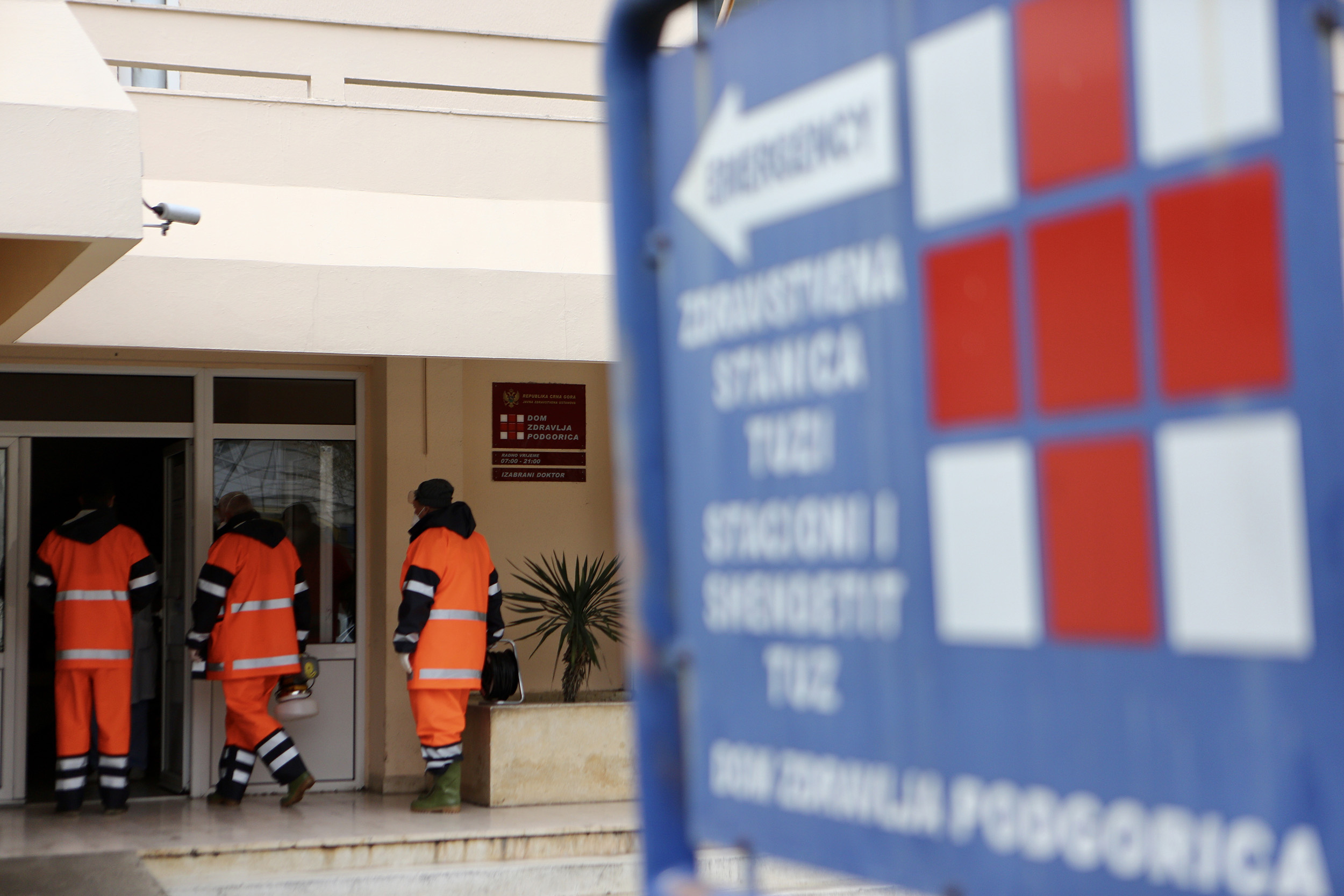 U Tuzima na terenu samo volonteri i policija: Na kafu kod komšije preko prozora
