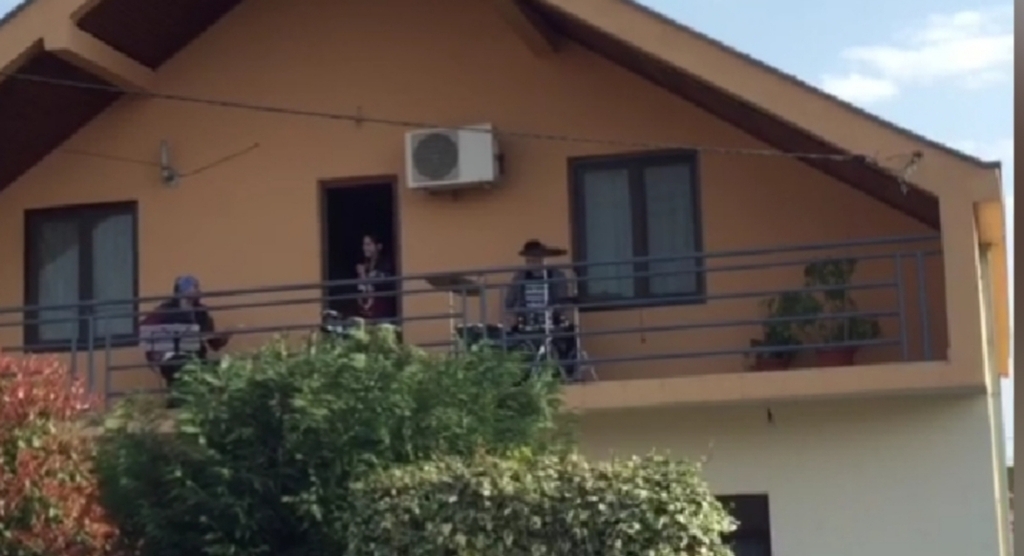 VIDEO: Grupa Mars napravila mali koncert sa balkona za svoje komšije u Tuzima
