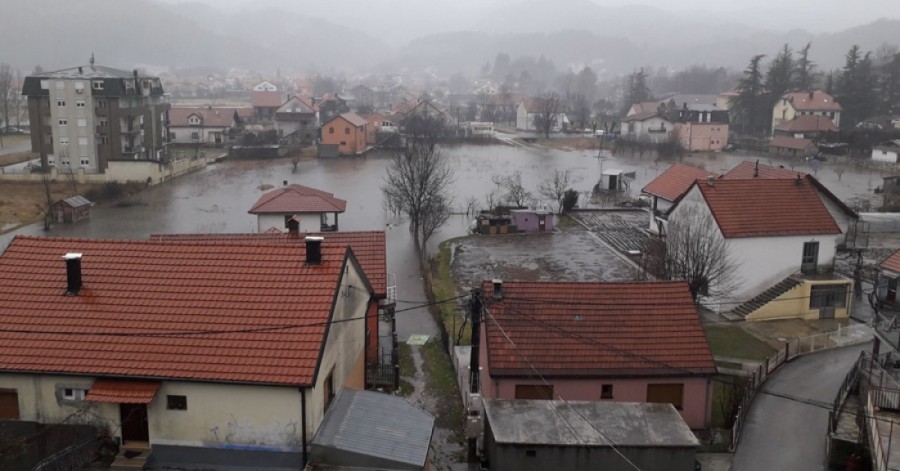 Cetinje: Voda prodrla u podrume kuća