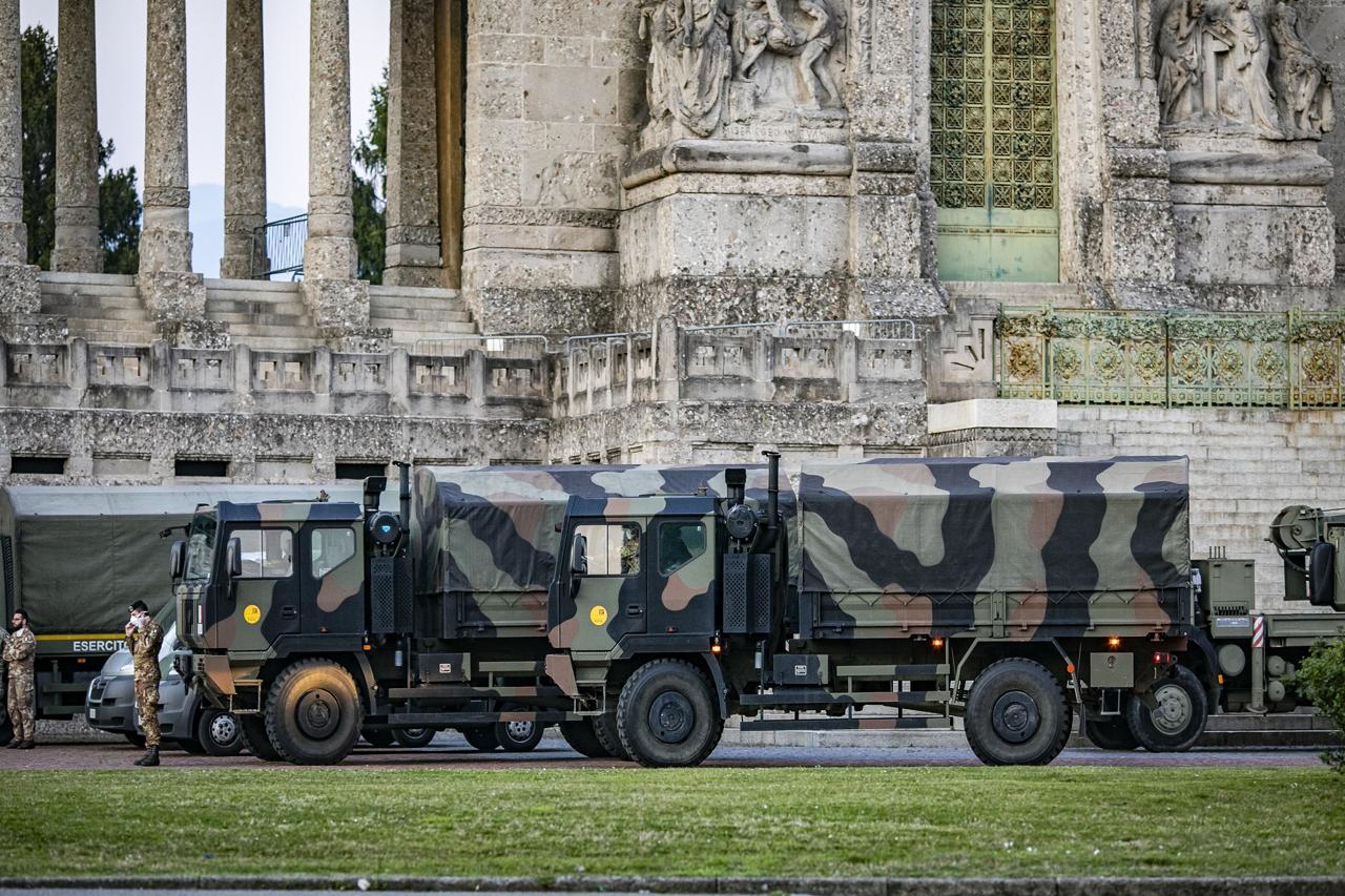 Bergamo: Kamionima vojske odvozili tijela žrtava epidemije