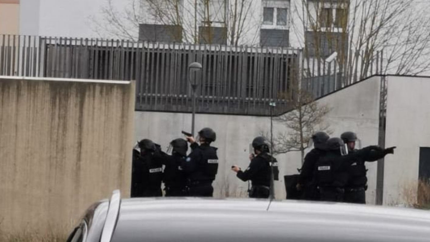 Talačka kriza u Francuskoj: Muškarac oteo trudnicu i petoro djece