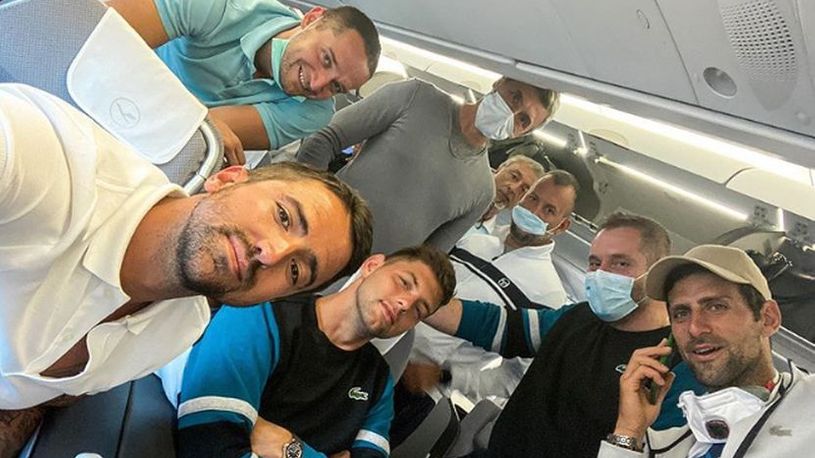 Nole telefonira, Janko pije vino, Krajinović pozira tokom poslednjeg leta za Evropu: Imali smo sreće