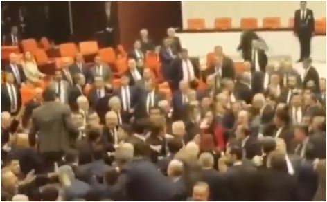Tuča u parlamentu, novinar objavio snimak