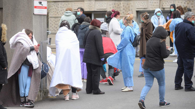 Vojska i navijači Dinama pomažu u zbrinjavanju majki i beba