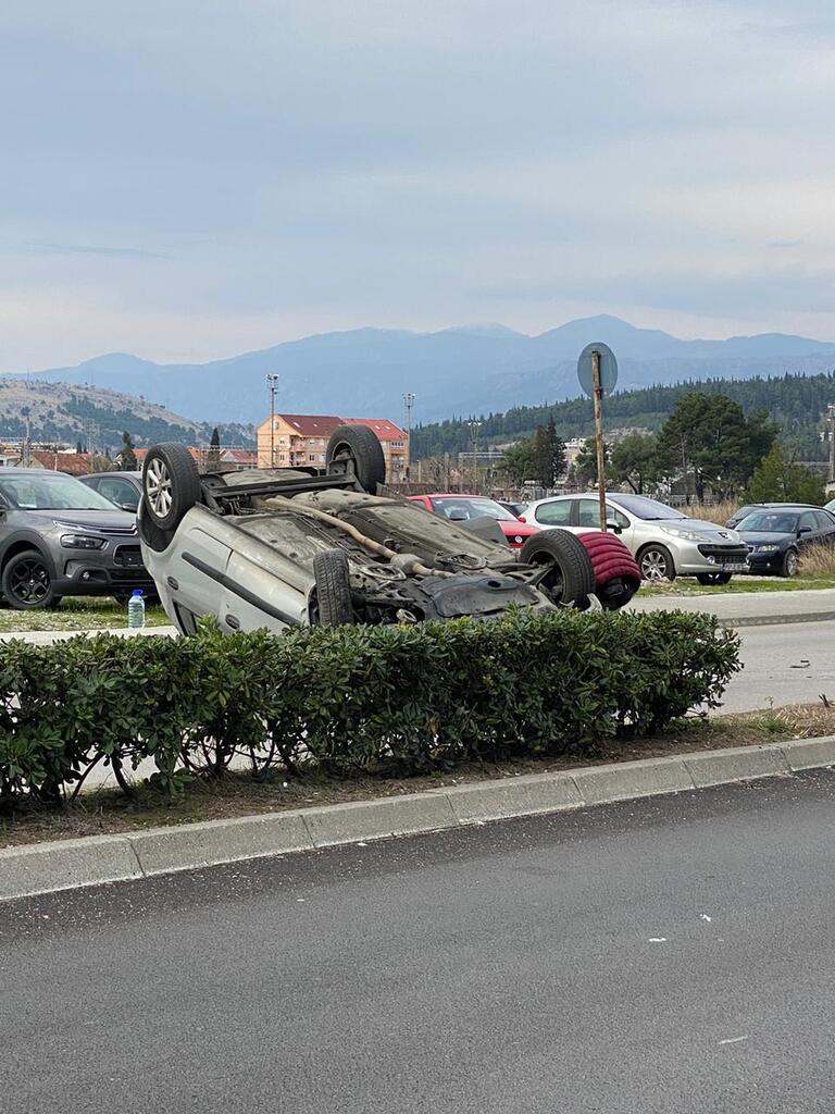Udes na Starom aerodromu: Kola se prevrunula na bulevaru