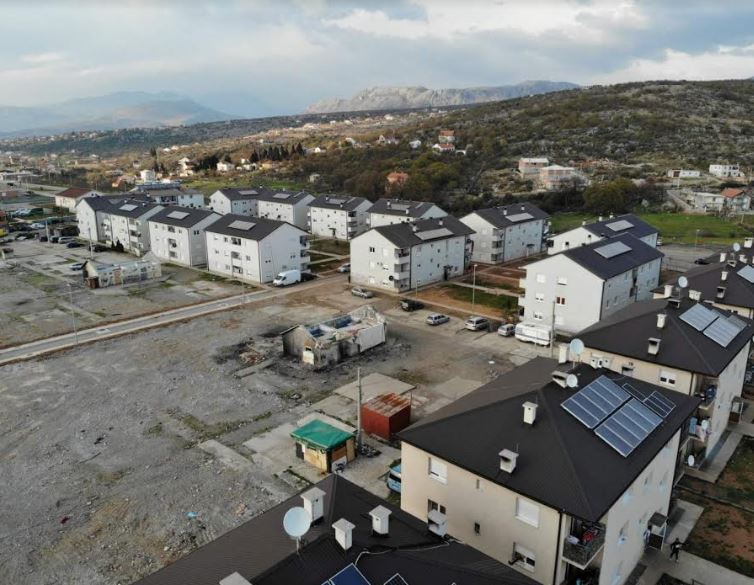 FOTO: Pogledajte kako iz vazduha izgledaju zgrade na Vrelima, koje su od juče u karantinu