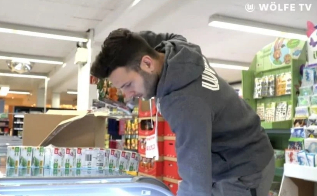 Fudbaleri radili u supermarketu i punili police od sedam ujutro