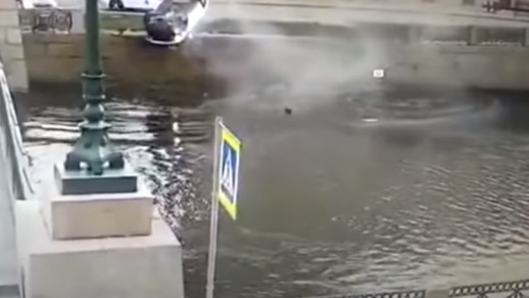 (Video):Vozač pijan bježao od policije, prevrnuo se na krov iznad rijeke