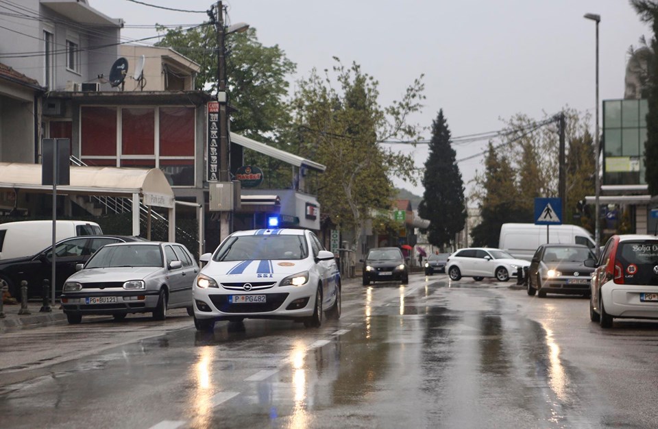 (FOTO) Tuzi “oživjele”, građani se sa distance pozdravljaju