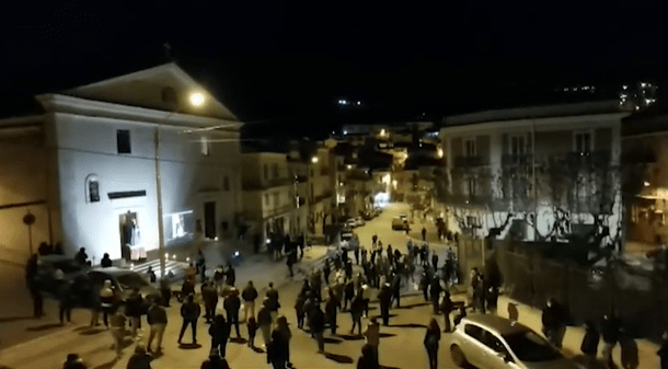 (VIDEO) Uprkos karantinu: 200 Italijana otišlo u crkvu na Veliki petak