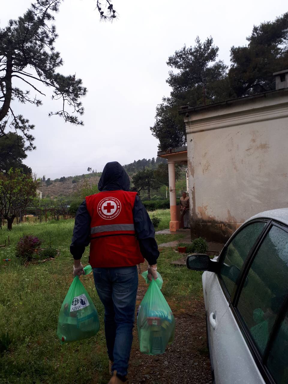 Crkveni krst pomaže građanima i po kiši, i po suncu