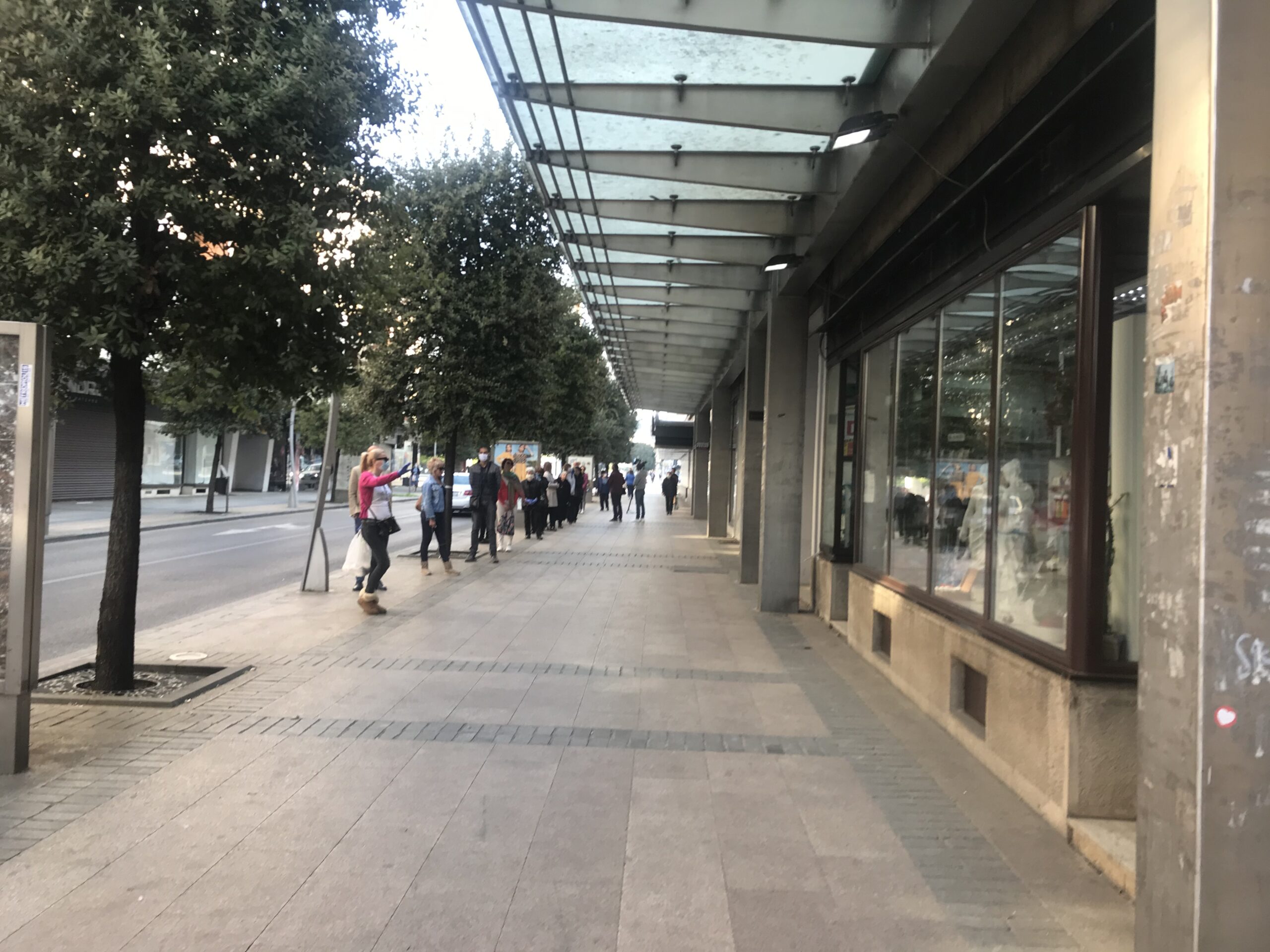 Počela prodaja maski, redovi ispred apoteka
