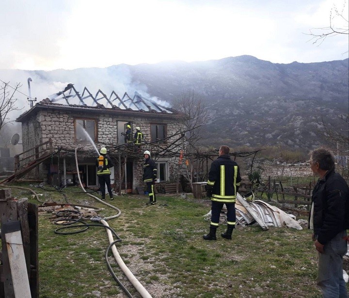 NIKŠIĆ: Izgorio krov i sprat porodične kuće