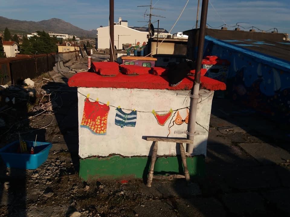 Podgoričanke u doba korone oslikale krovnu terasu: Sa muralima smo pokušali da “razgrnemo oblake”
