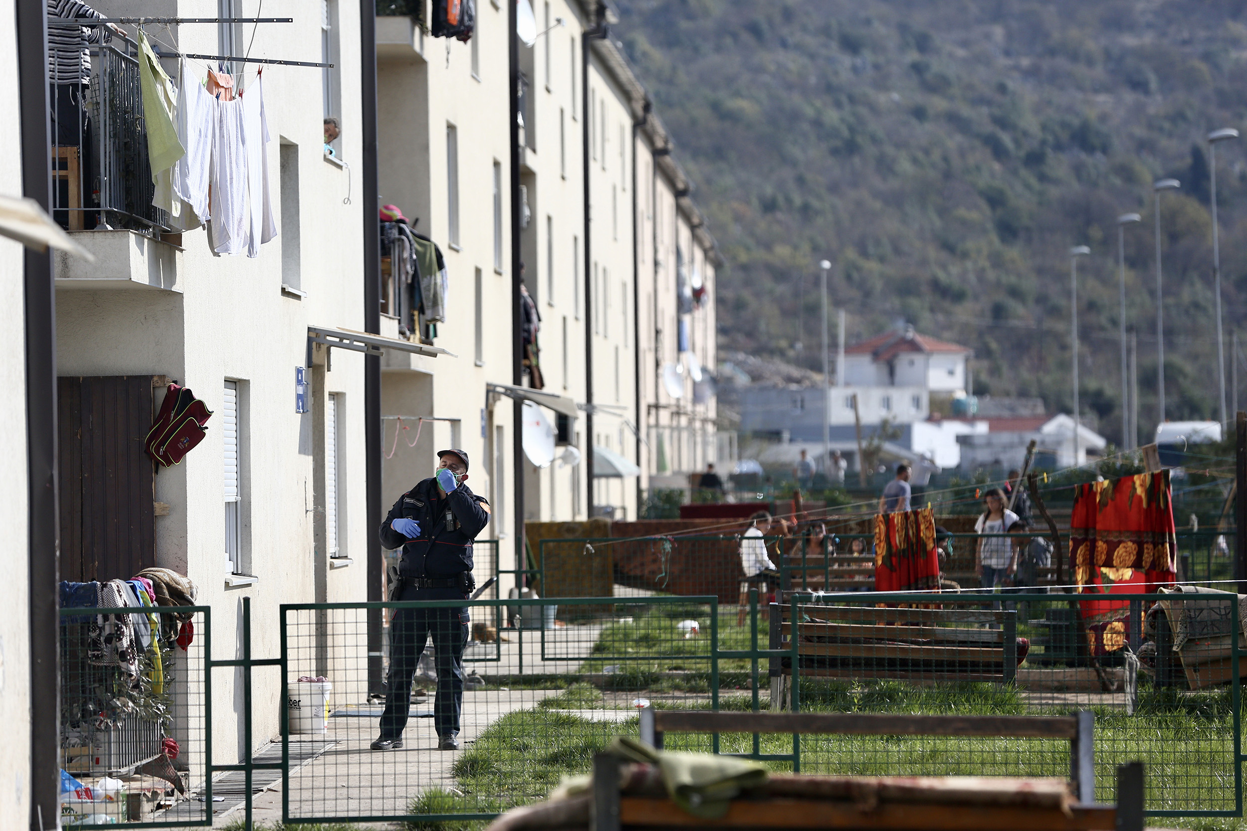 Vrela Ribnička: Policija ne dozvoljava nikome da uđe ili izađe iz zgrade