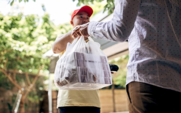Dostava hrane u doba korone: Na kućnu adresu najviše stižu pice, roštilj, burgeri…