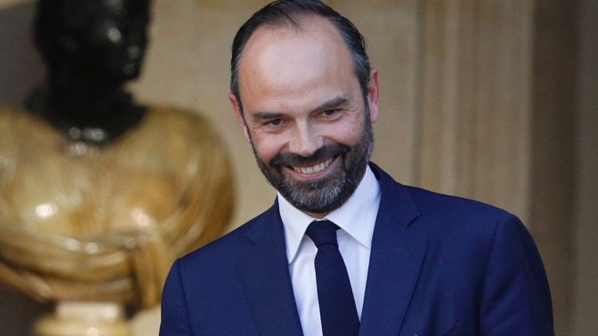 Francuski premijer: Građani će morati da nauče da žive sa virusom