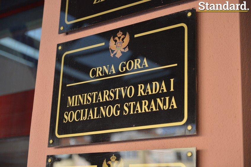 Ministarstvo rada obezbijedilo po 3000 maski i rukavica za zaposlene