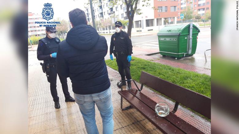 (VIDEO) Španija: Izvode ribice i kokoške u šetnju samo da izađu iz karantina