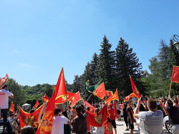 (VIDEO) Građani Crne Gore dostojanstveno odgovaraju i na provokacije: Aplauz za trobojku, i nastavak slavlja Dana nezavisnosti